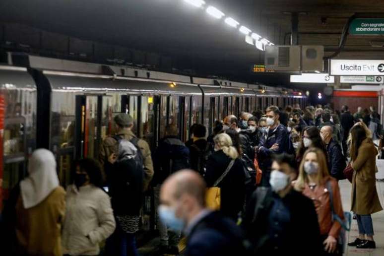 Movimentação em estação de metrô em Milão