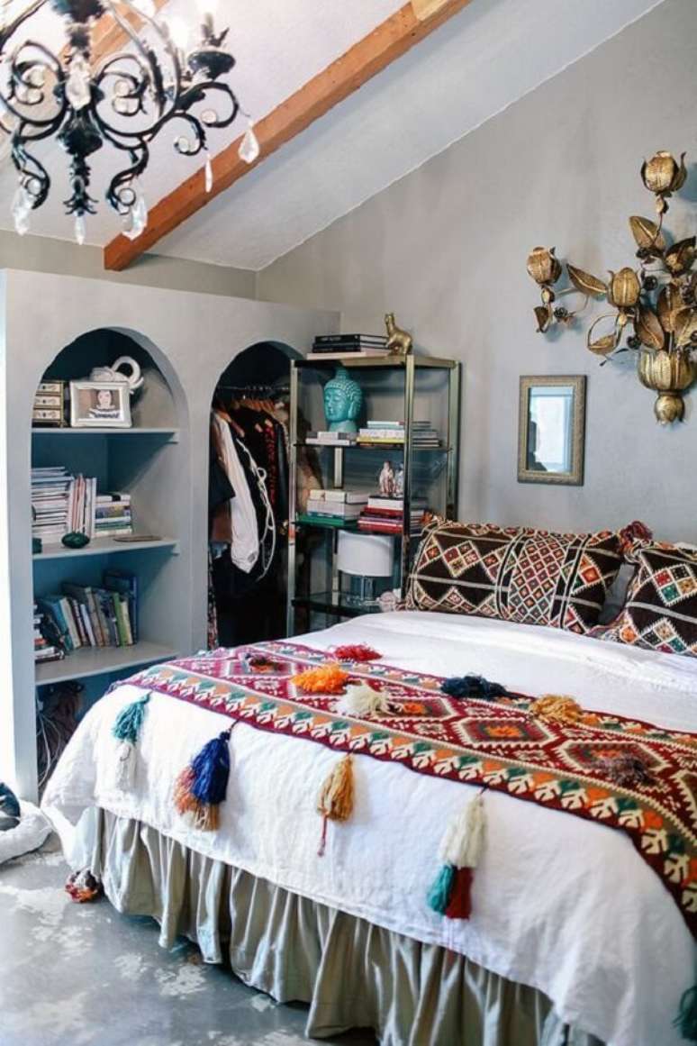 53. A roupa de cama complementa a decoração indiana do quarto. Fonte: Pinterest