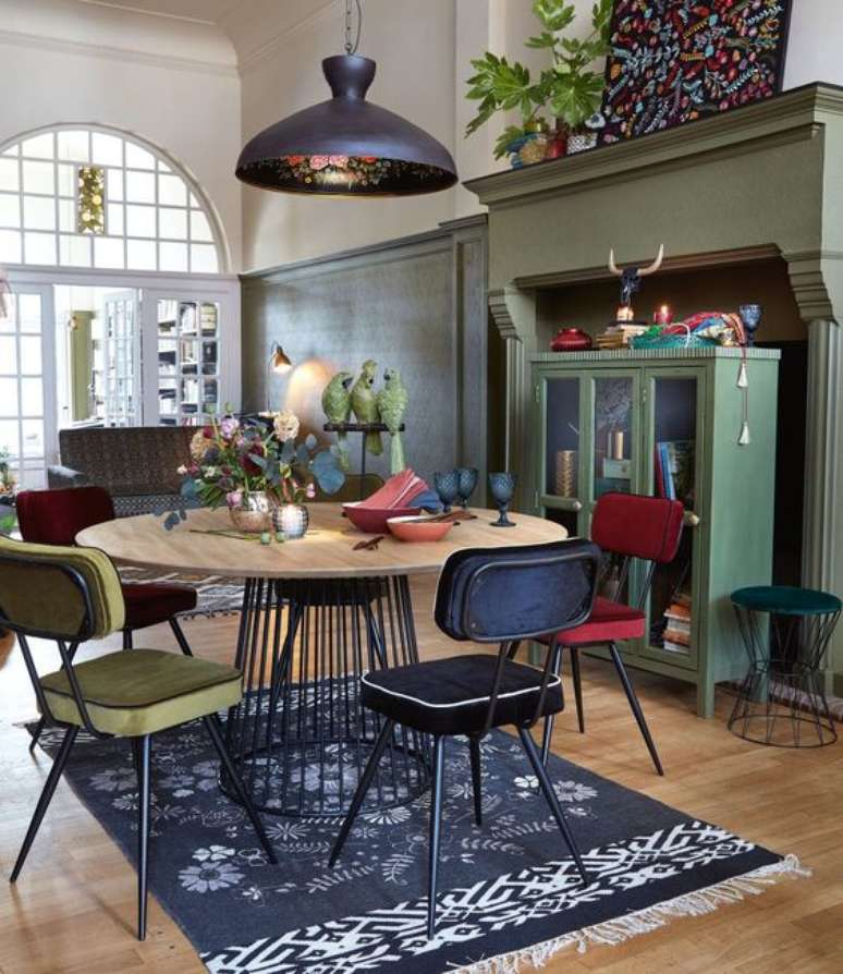 57. Sala de jantar com conjunto de mesa retro de madeira e ferro no formato de cone &ndash; Foto Maison Dumonde