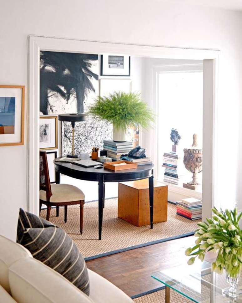 36. Mesa retrô redonda para home office na sala de estar – Foto Architectural Digest
