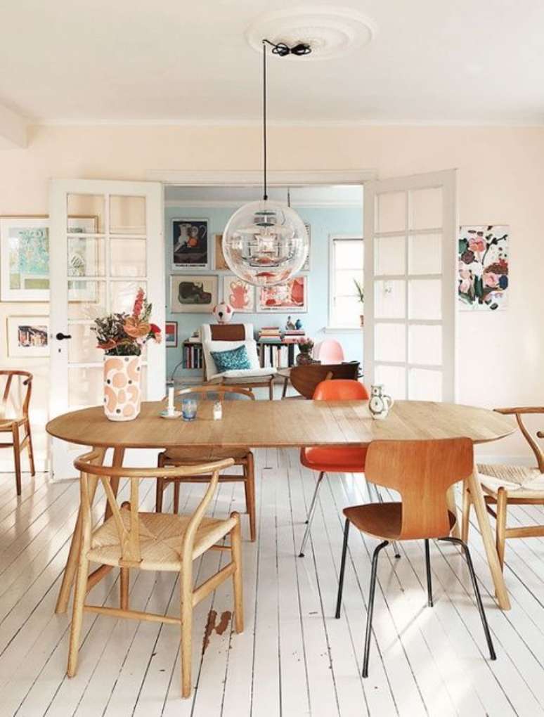 38. Mesa retr&ocirc; de madeira no formato oval com cadeiras de diferentes tipos -Foto Pinterest