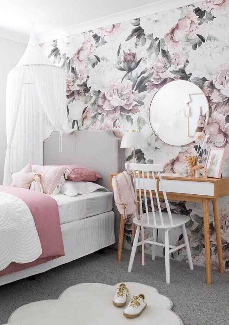 30. Como decorar um quarto feminino com papel de parede floral e penteadeira de madeira – Foto: Casa de Valentina
