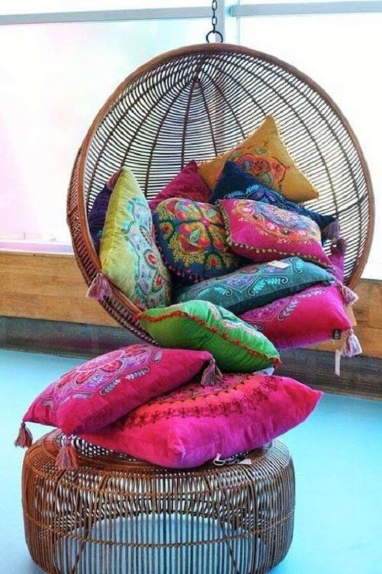 5. As almofadas coloridas na decoração indiana trazem muito conforto e alegria para o ambiente. Fonte: Pinterest
