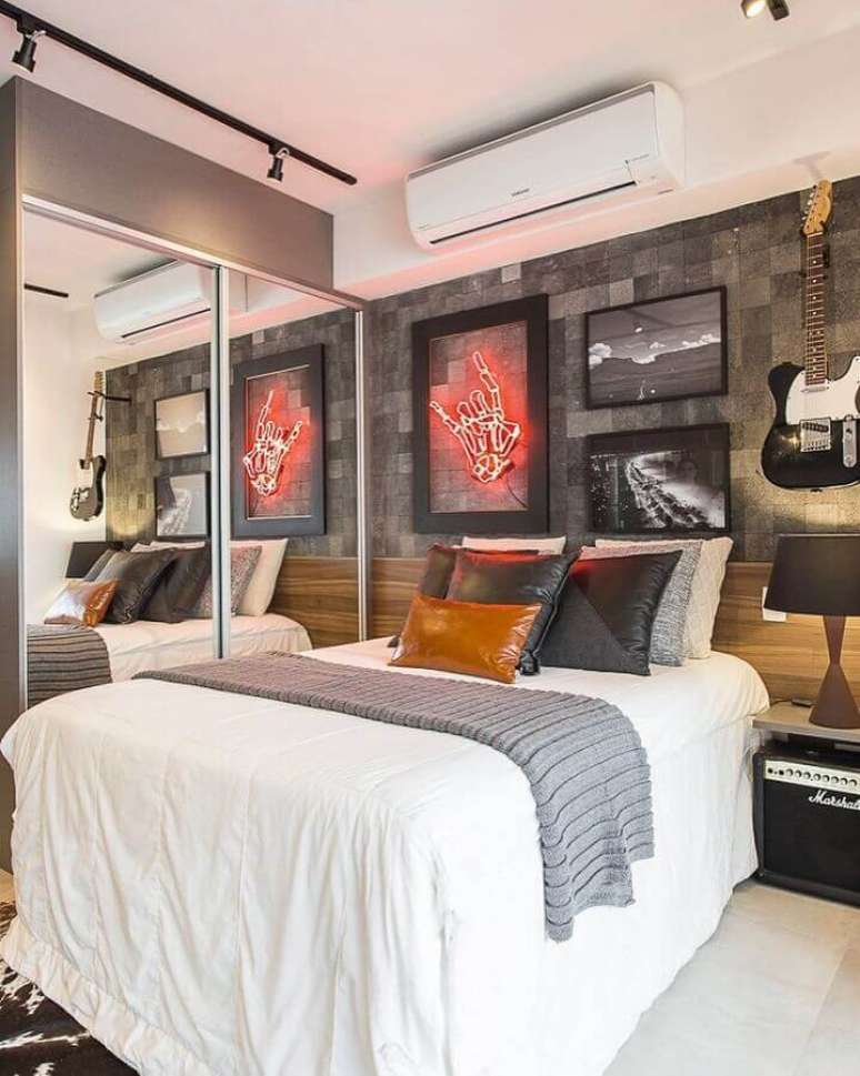 45. Como decorar um quarto masculino moderno com quadros e guitarra na parede – Foto: Sesso e Dalanezi Arquitetura