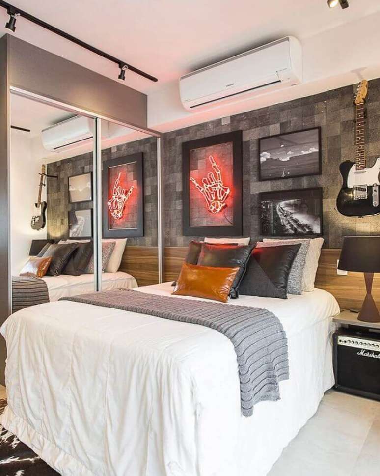 45. Como decorar um quarto masculino moderno com quadros e guitarra na parede &ndash; Foto: Sesso e Dalanezi Arquitetura