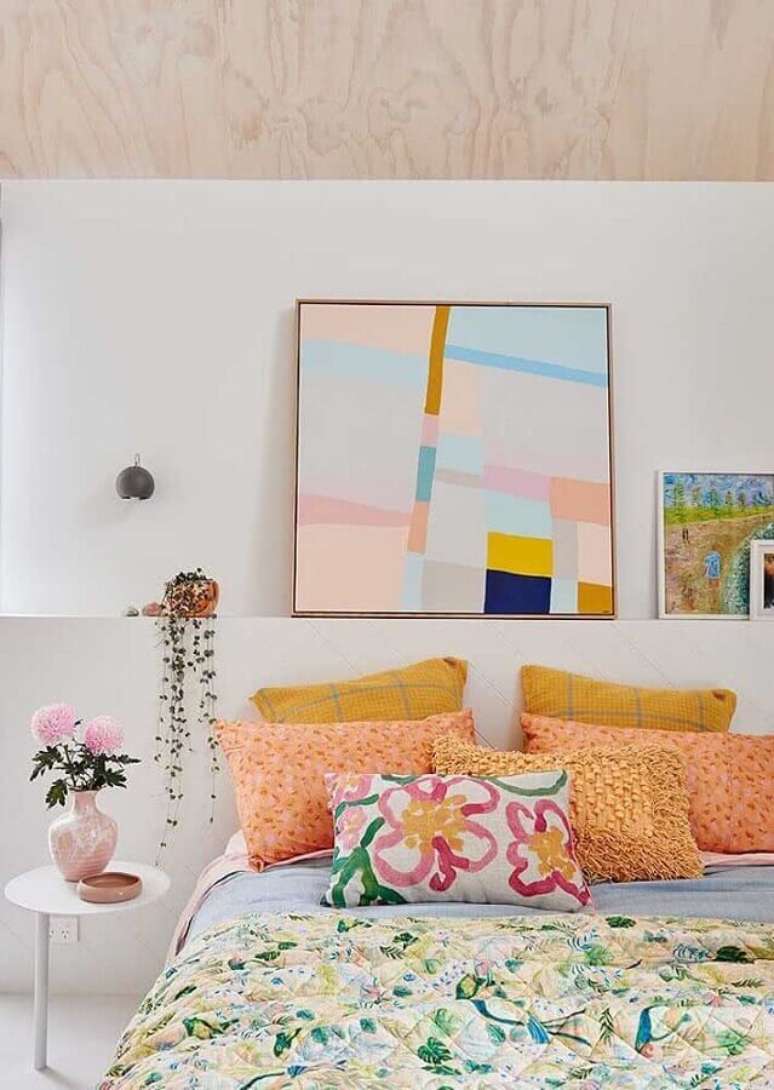 72. Como decorar um quarto branco com almofadas e quadros coloridos Foto Jeito de Casa