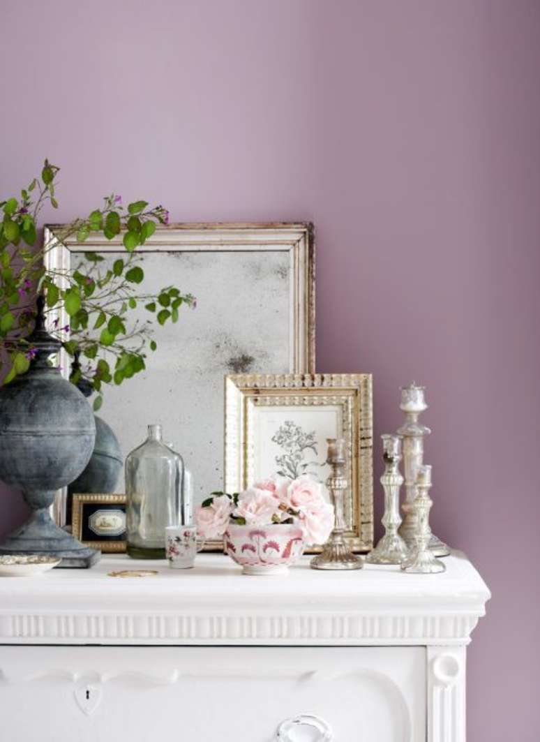 46. Decoração de parede em cores para sala em lilás com móveis delicados em branco – Foto Paintzen
