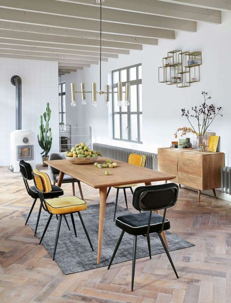 8. Mesa retrô com cadeiras em preto e amarelo – Foto Maisons Dumonde
