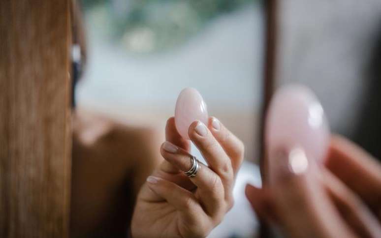A terapia feita com os ovos de cristal tem o objetivo de curar e ressignificar estas memórias -