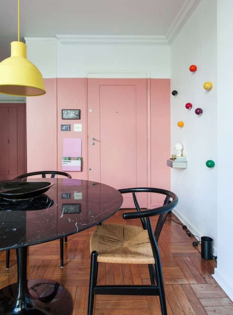 41. Mesa retro preta na sala de jantar – Foto Pinterset