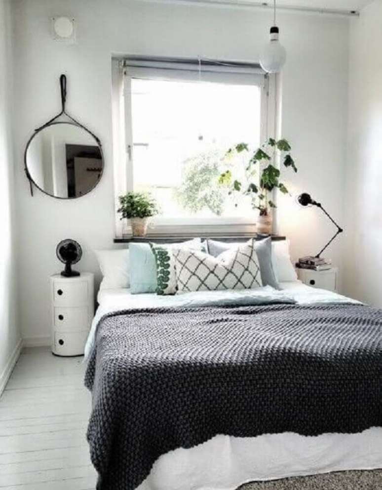 8. Como decorar um quarto simples simples todo branco com espelho adnet – Foto: Style Room