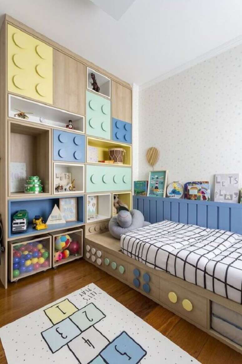 41. Como decorar um quarto infantil planejado com portas em formato de peças de brinquedo – Foto: Pinterest