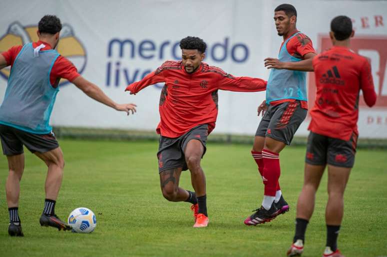 Bruno Viana em ação no treino desta terça-feira (Foto: Alexandre Vidal/Flamengo)