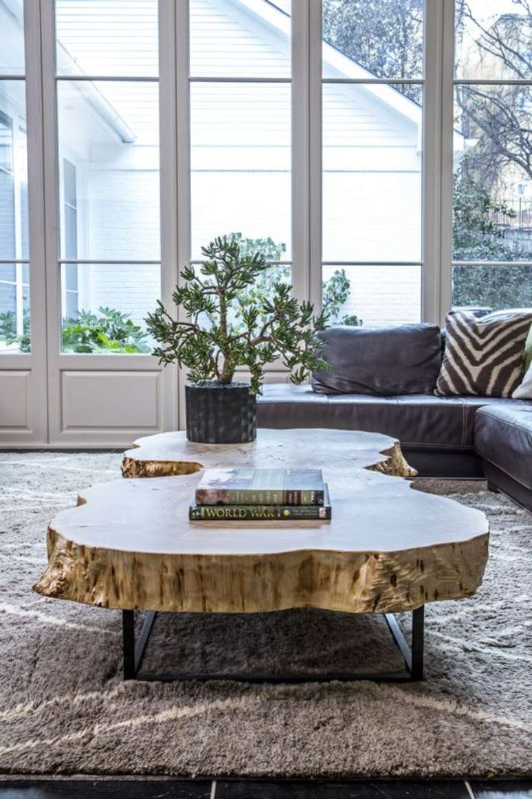 21. Mesa de centro retro de madeira com sof&aacute; cinza na sala moderna &ndash; Foto Alice Cramer