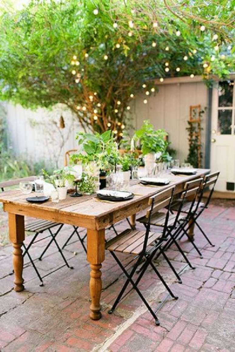 30. Mesa retrô para jardim com cadeira de ferro e madeira – Foto Lonny