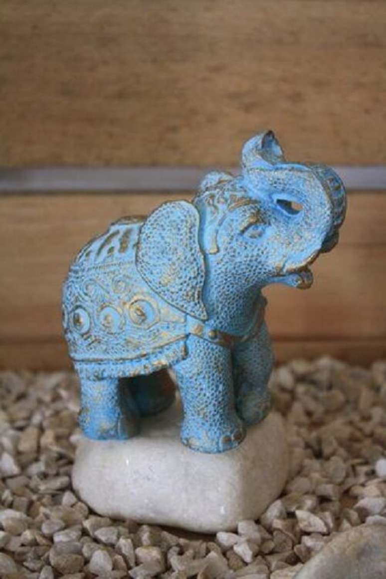 22. O elefante decorativo indiano azul traz um toque de cor para o ambiente. Fonte: Alma Livre Store