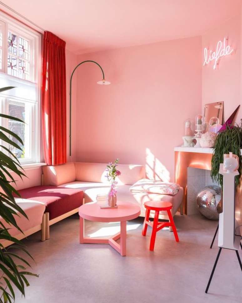 9. Cores de tinta para sala com parede rosa claro e sofá da mesa cor – Foto Casa Abril