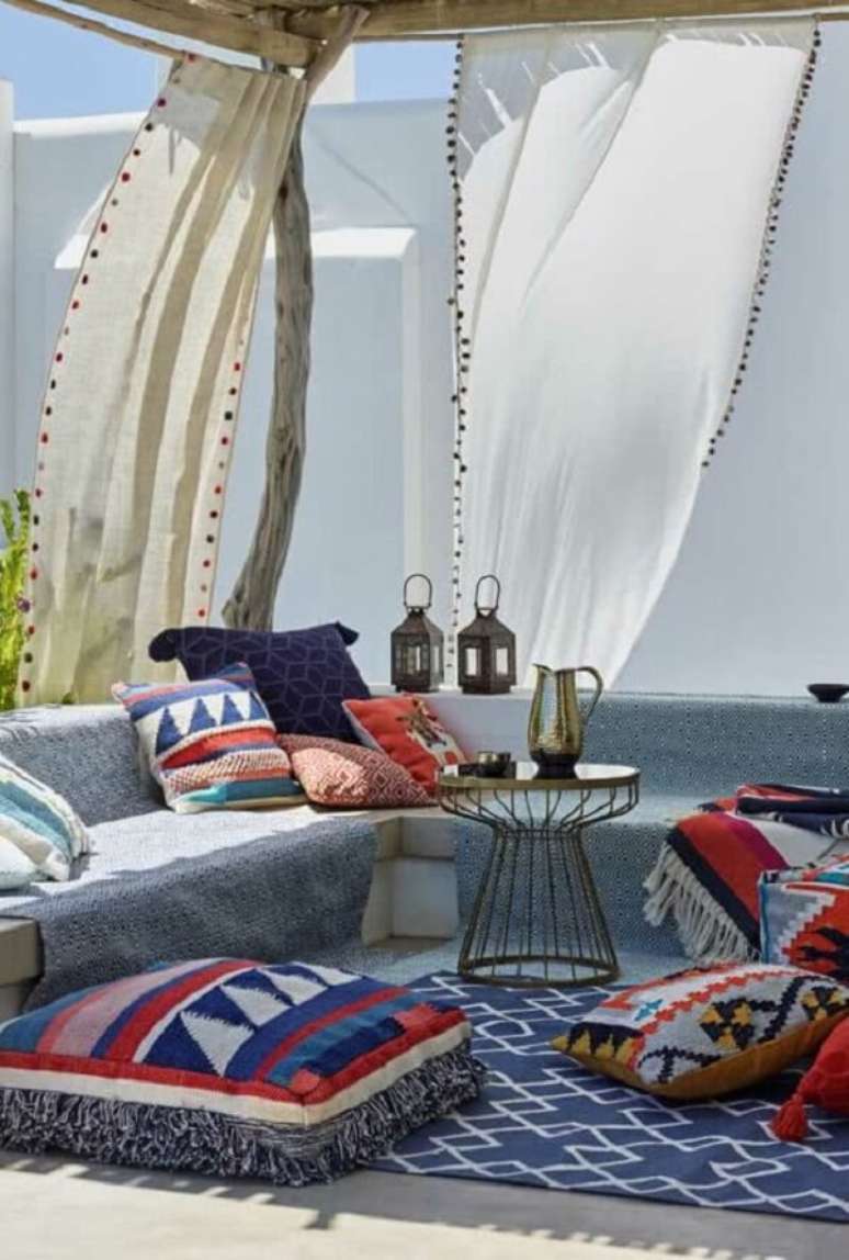 15. Tecidos leves e almofadas estampadas são ótimas ideias de decoração indiana. Fonte: Pinterest