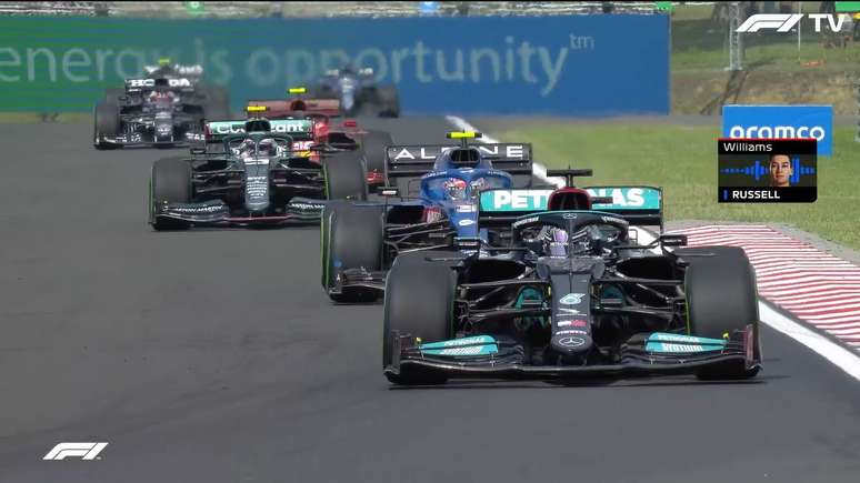 Hamilton liderava o pelot&atilde;o. Todos vinham de pneus intermedi&aacute;rios, mas a pista j&aacute; estava seca 