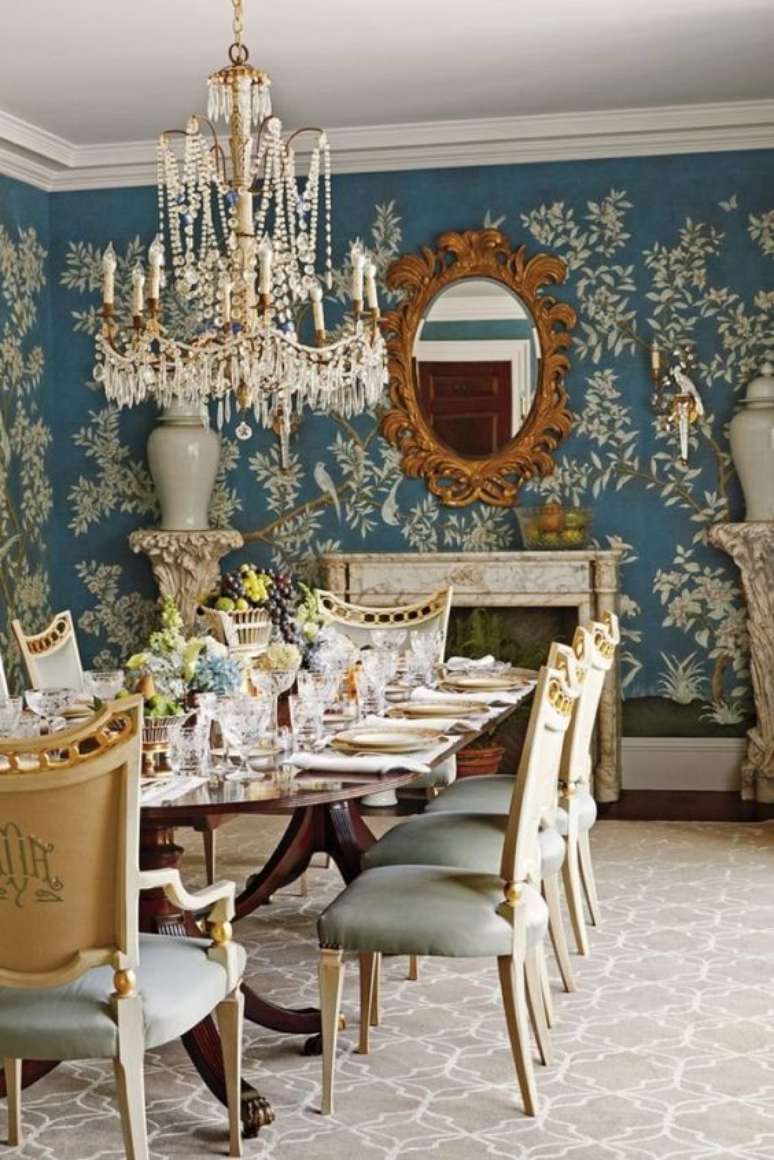 48. Sala clássica estilo vintage com mesa retro – Foto The Glam Pad