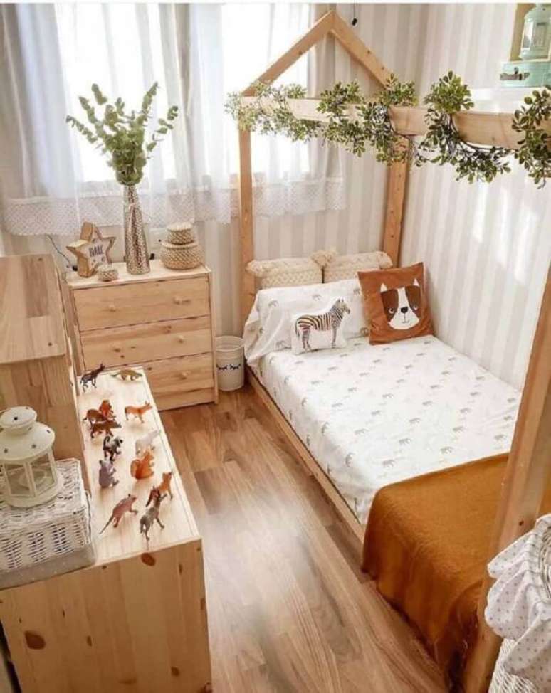 42. Como decorar um quarto infantil rústico com móveis de madeira – Foto: Fashion Bubbles