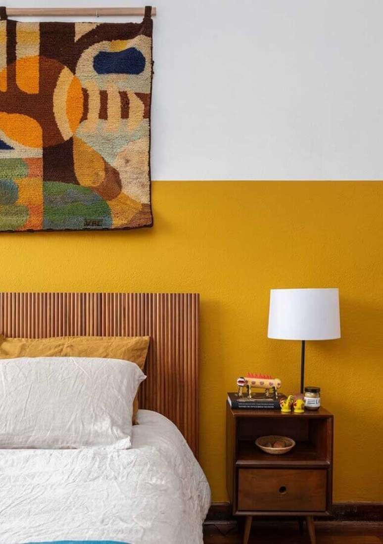 54. Como decorar um quarto simples branco e amarelo com cabeceira de madeira – Foto: Pinterest