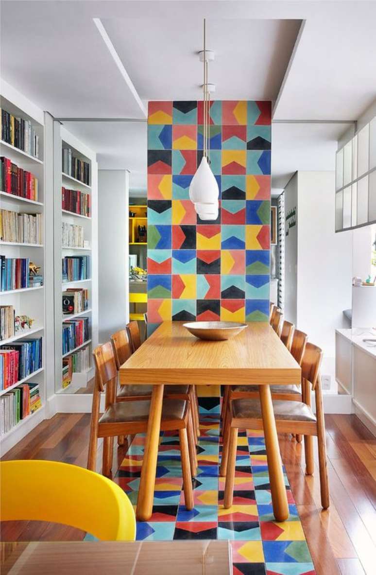 60. Sala de jantar com mesa retr&ocirc; de madeira e azulejos coloridos na parede e ch&atilde;o &ndash; Foto Follow the Colours