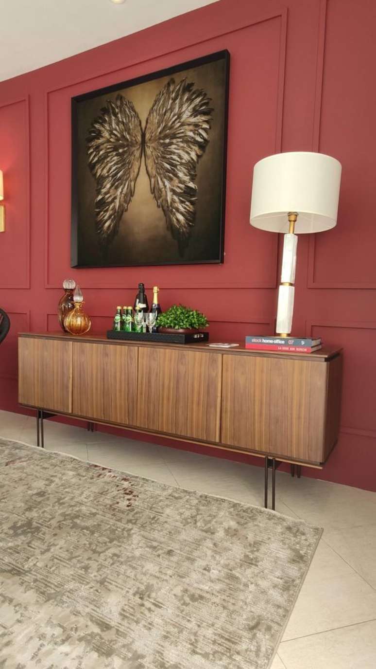 37. Decora&ccedil;&atilde;o com cores de tinta para sala em marsala &ndash; Foto Artville