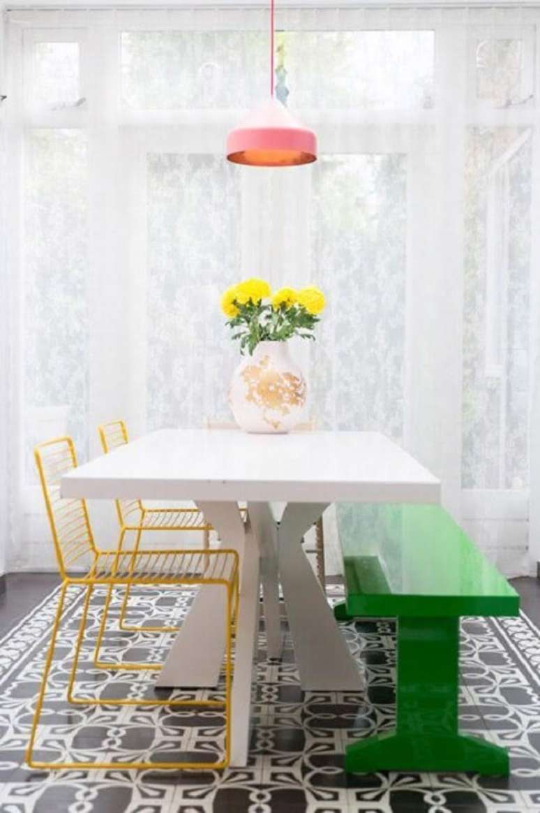 12. Decoração com mesa retrô branca cadeiras amarela e banco verde – Foto Casa Abril