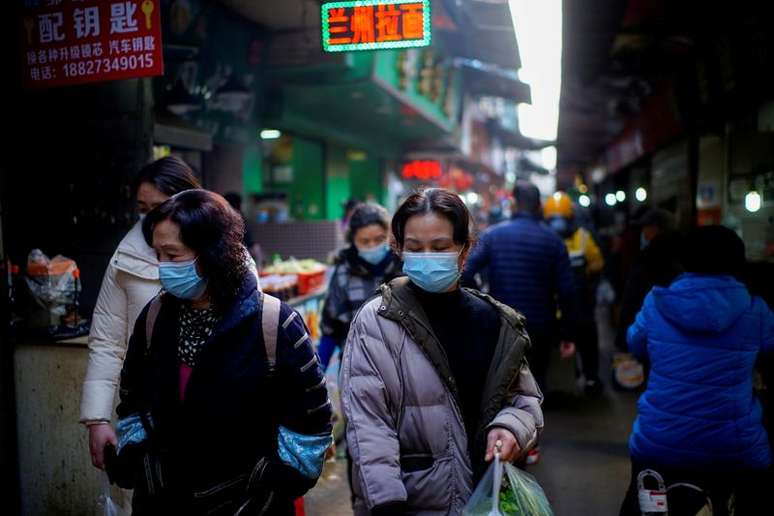 Pessoas usam máscaras em Wuhan
 8/2/2021   REUTERS/Aly Song