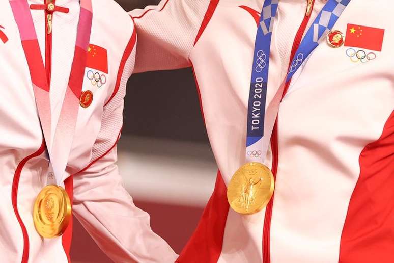 Emblemas de Mao Tsé Tung no uniforme das ciclistas chinesas Bao Shanju e Zhong Tianshi durante cerimônia de premiação em que receberam a medalha de ouro na Olimpíada de Tóquio
02/08/2021 REUTERS/Matthew Childs