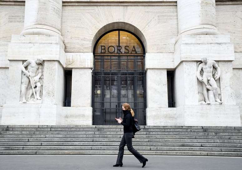 Mulher caminha em frente à Bolsa de Valores de Milão
25/02/2020
REUTERS/Flavio Lo Scalzo