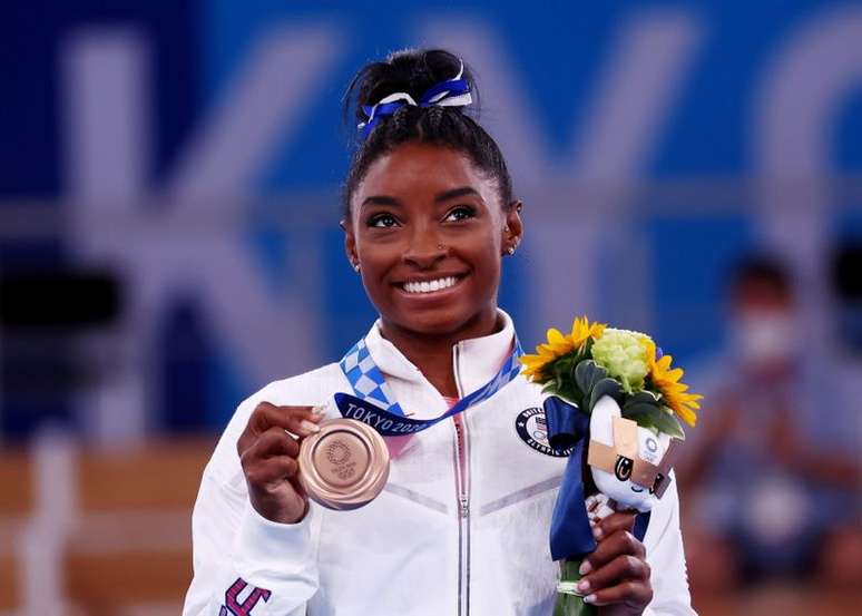 Simone Biles, dos Estados Unidos, posa com medalha de bronze
03/08/2021
REUTERS/Mike Blake