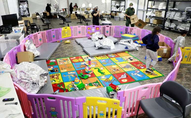 Área para recreação infantil em unidade temporária de processamento para imigrantes em Donna, no Estado norte-americado do Texas
Jaime Rodriguez Sr/CBP/Reprodução via REUTERS 