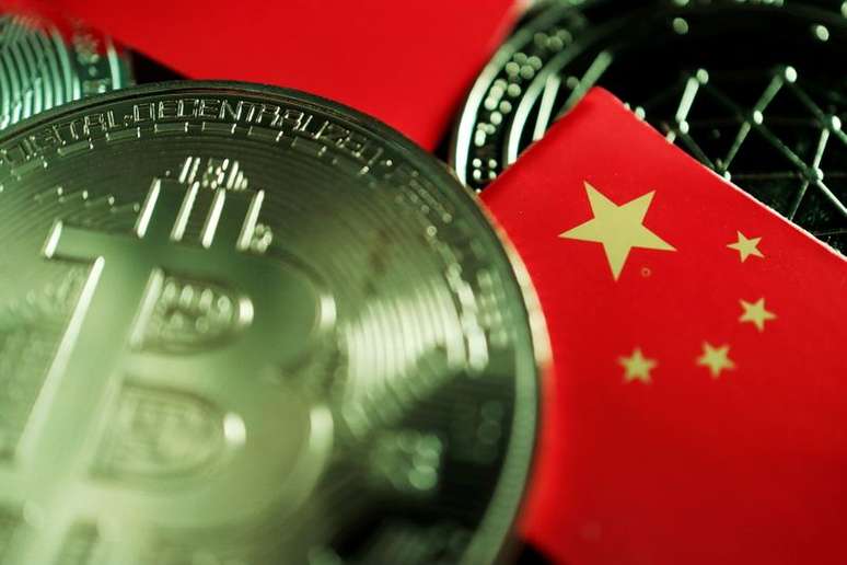 Bandeira da China em meio a representações de Bitcoin e outras criptomoedas 
02/06/2021
REUTERS/Florence Lo