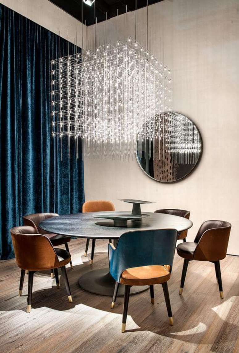 10. Sala de jantar com conjunto de mesa retrô e lustre quadrado de cristal pendente – Foto Pinterest