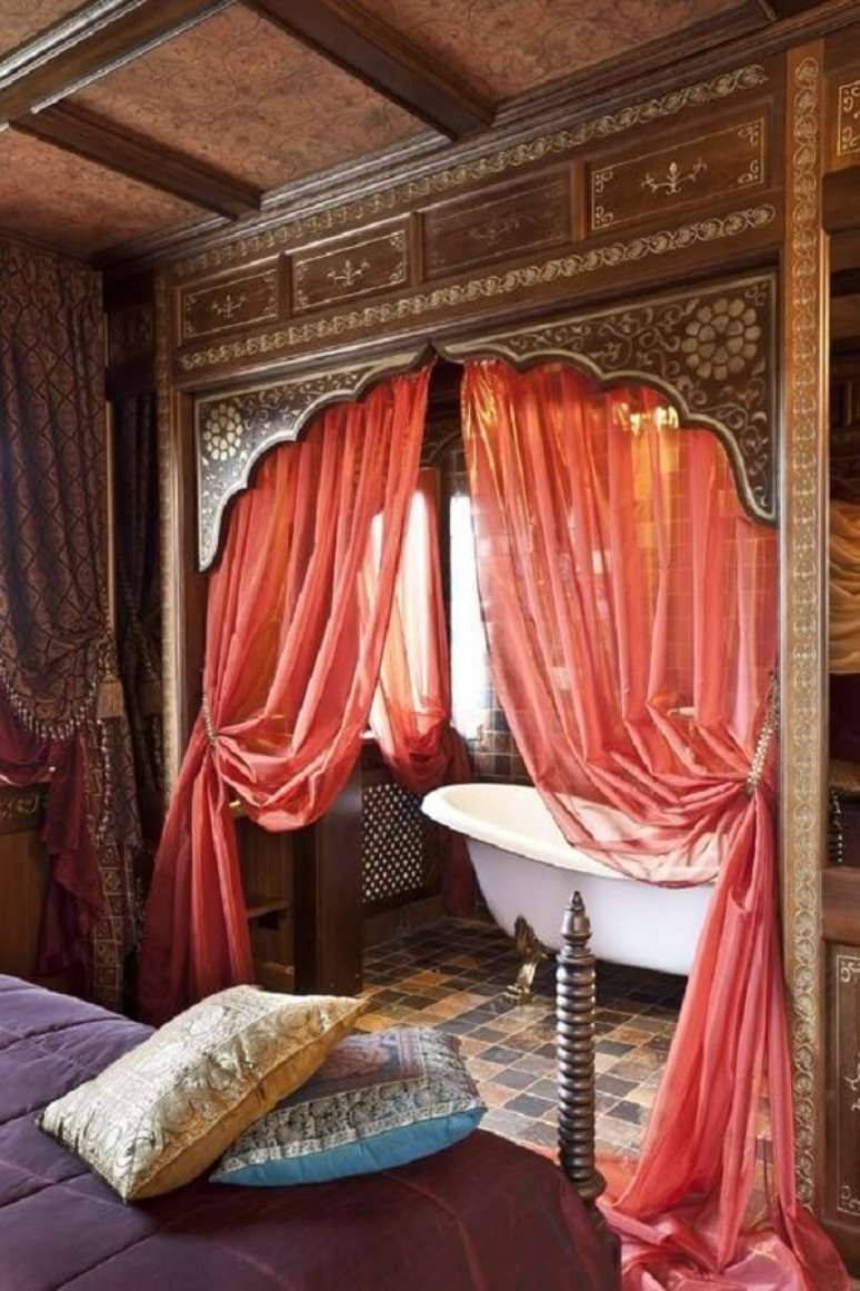 19. Os tecidos leves da decoração indiana separam os ambiente de quarto e banheiro. Fonte: Pinterest