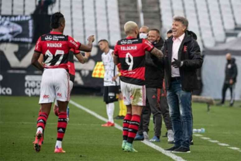 Elenco  do Flamengo comemora a vitória sobre o Corinthians com o técnico Renato Gaúcho (Foto: Alexandre Vidal / Flamengo)