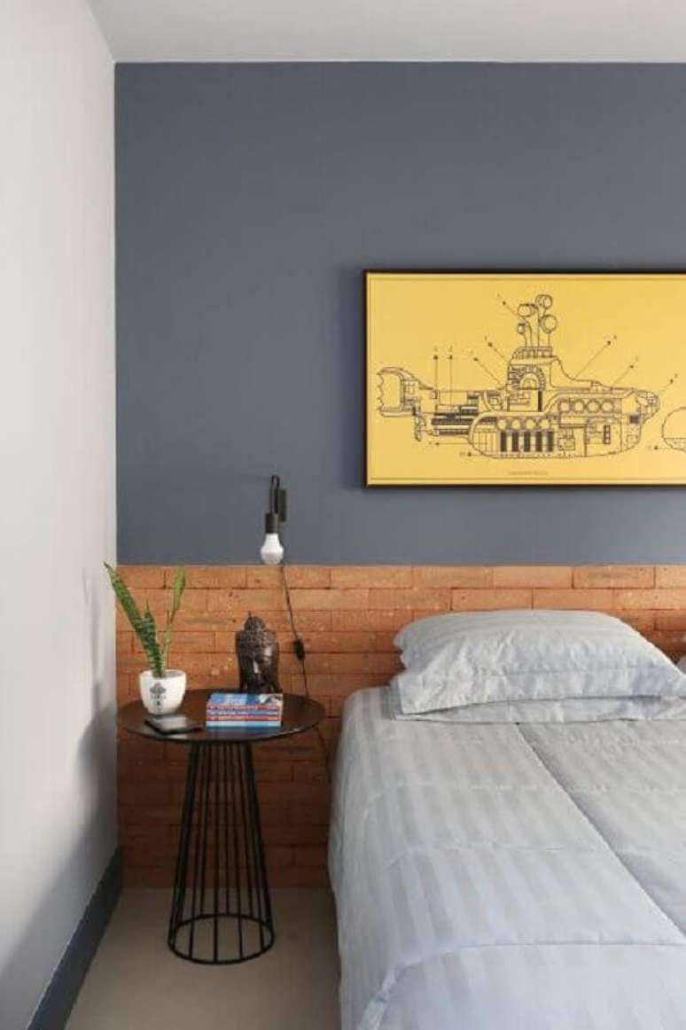 14. Como decorar um quarto de casal cinza com cabeceira planejada de tijolinho &ndash; Foto: Jeito de Casa