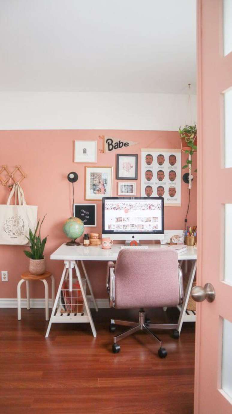 47. Decoração de sala com cores pessego e escritório – Foto Fleurmaison