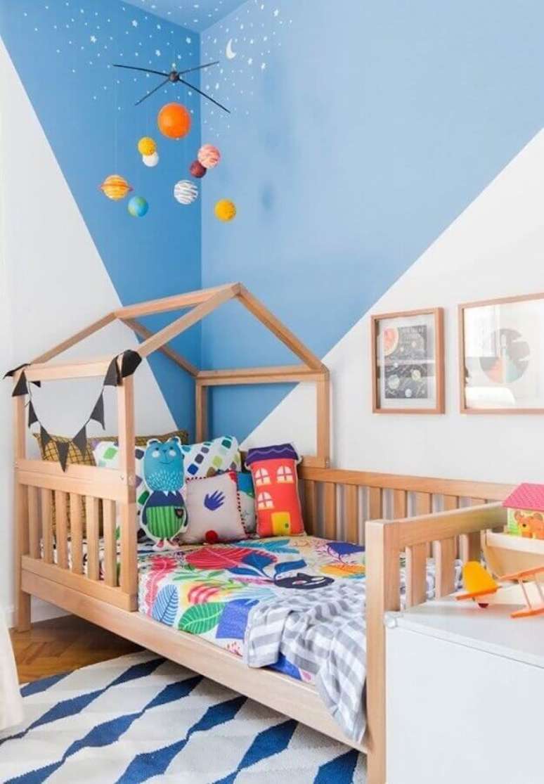 34. Como decorar um quarto infantil azul e branco simples com cama casinha – Foto: MOOUI