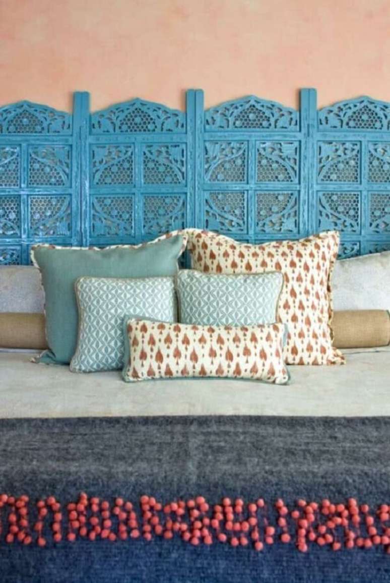 27. Na decoração indiana deste quarto o biombo de madeira azul virou cabeceira da cama. Fonte: Pinterest
