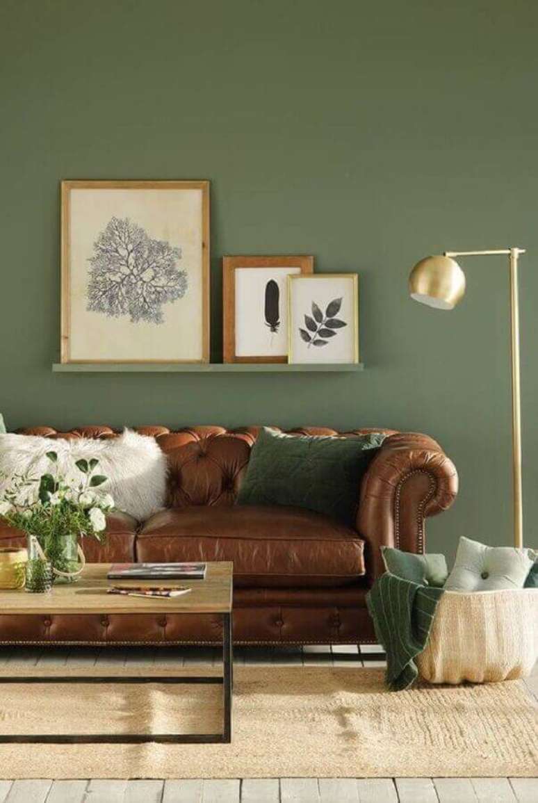 57. Parede decorada para sala na cor verde musgo e sofá chesterfield de couro marrom – Foto Arkpad