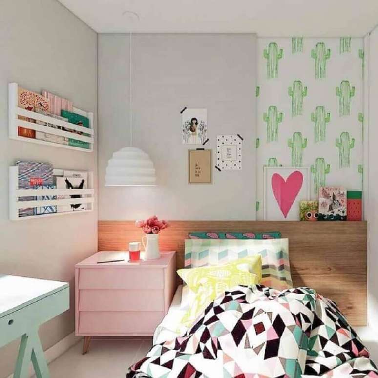 36. Como decorar um quarto infantil com papel de parede de cactos e móveis coloridos – Foto: Pinterest