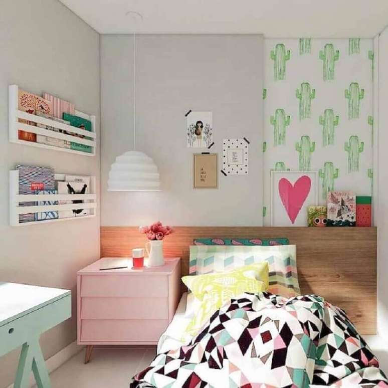 36. Como decorar um quarto infantil com papel de parede de cactos e m&oacute;veis coloridos &ndash; Foto: Pinterest