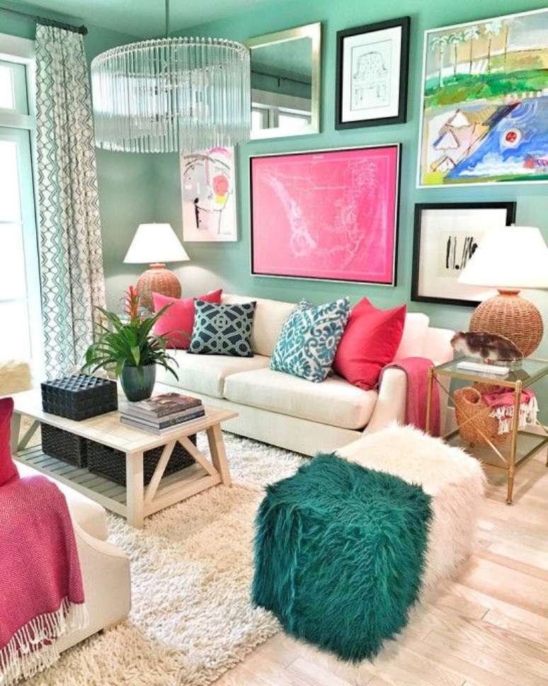 45. Decora&ccedil;&atilde;o com cores de tinta para sala verde com sof&aacute; bege e almofadas em rosa e azul &ndash; Foto Pinterest