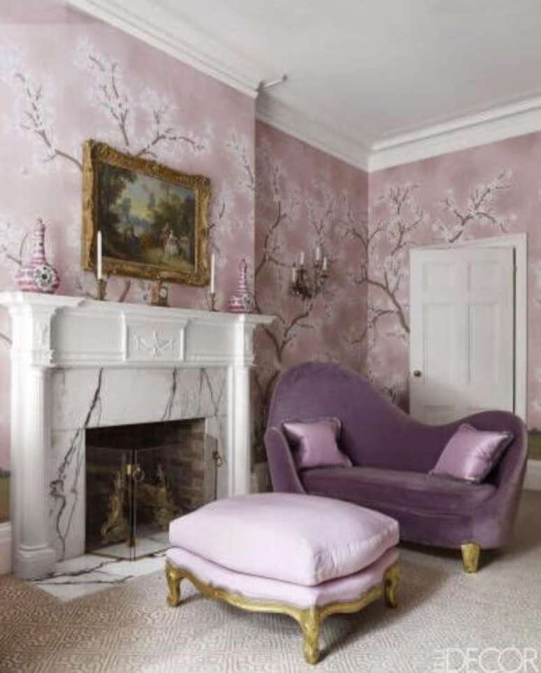 80. Sala monocrom&aacute;tica com parede lil&aacute;s e m&oacute;veis em roxo &ndash; Foto Casa abril