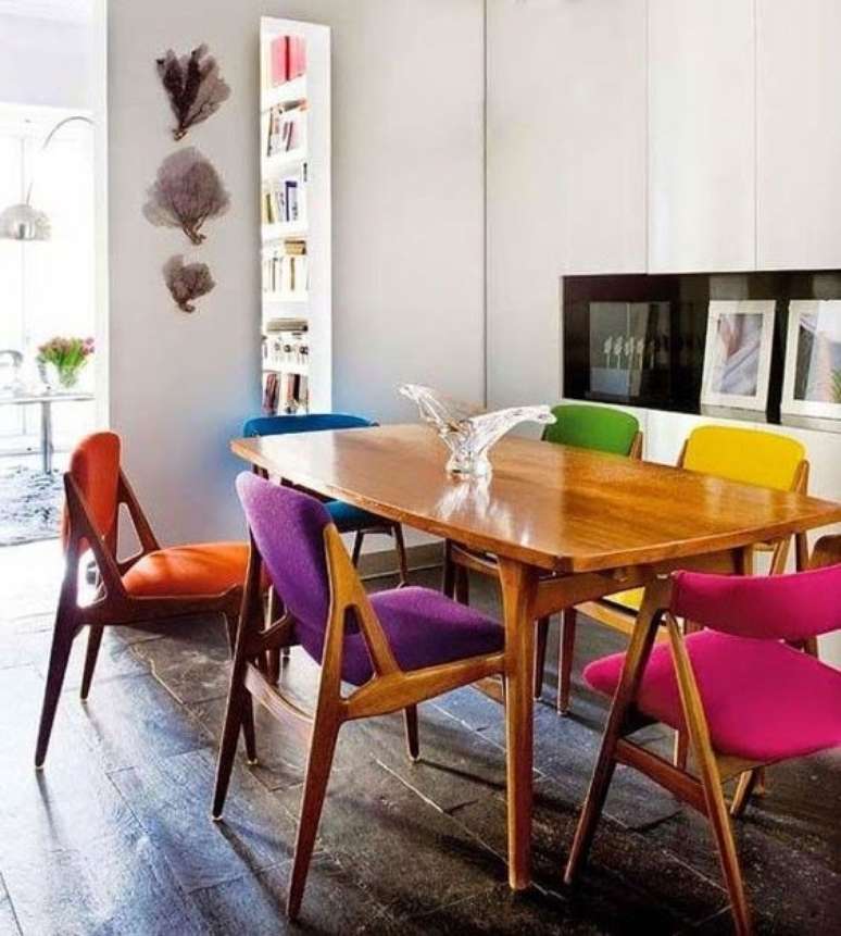 49. Sala de jantar com cadeira retrô colorida estofada de madeira na mesa de pés de palito – Foto FlavianMillen
