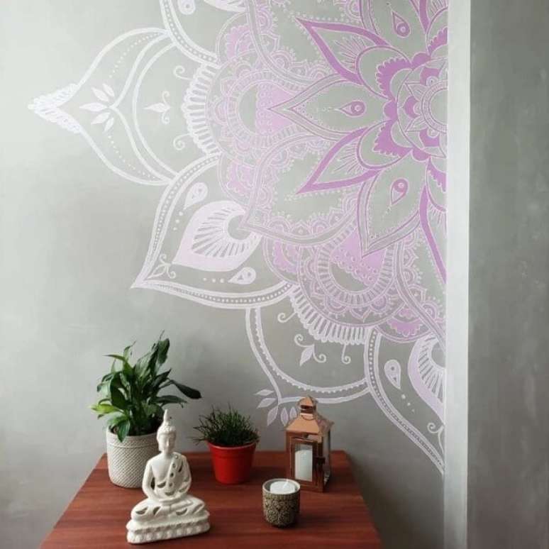 34. Mandala pintada na parede complementa a decoração indiana do ambiente. Fonte: Soffitto Arquitetura