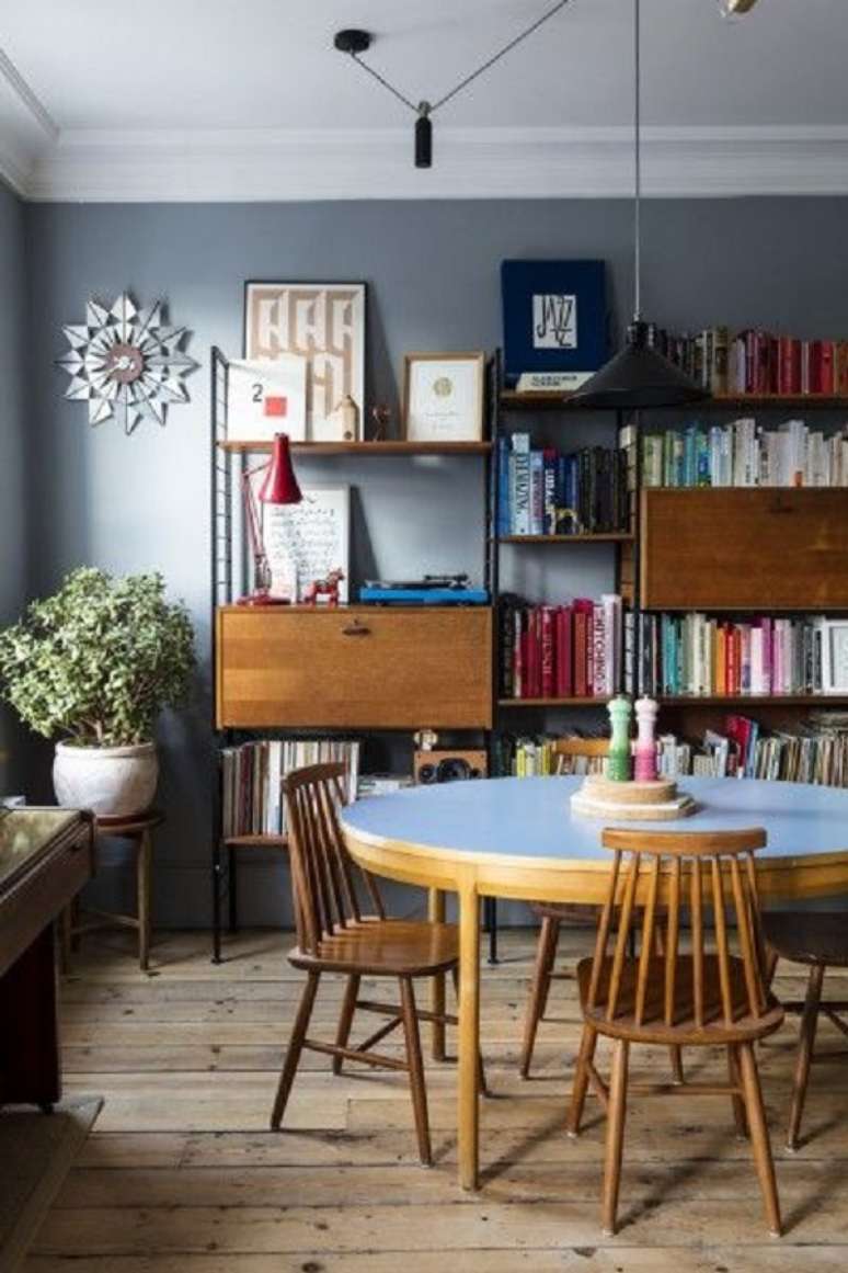 44. Mesa retrô redonda na cor azul com cadeiras de madeira na sala de jantar – Foto Made